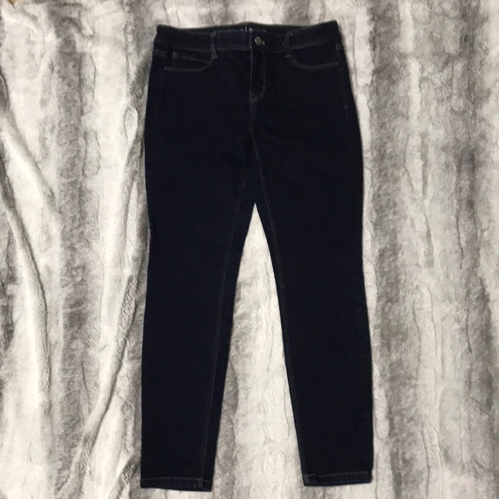 White House Black Market size M (fits size 6-8) stretch tapered jeans. 28 inseam